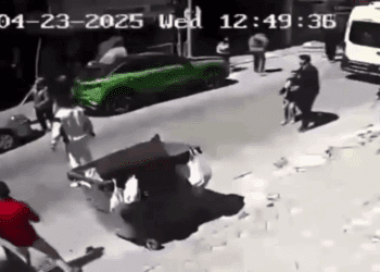 Hombre sobrevive a caída desde un balcón durante sismo en Turquía