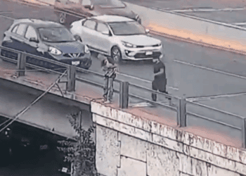 Agentes salvan a hombre que intentaba lanzarse de un puente junto a su perro