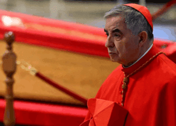 El cardenal Becciu no votará en cónclave por veto papal