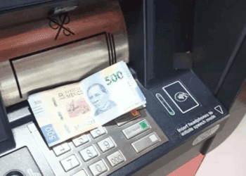 Policías devuelven dinero olvidado en cajero de CDMX