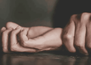 En la India, una joven fue abusada en grupo durante varios días