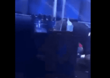 Clientes graban balacera en bar de Monterrey