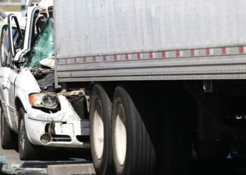 Trailero frustra asalto al embestir a ladrones