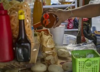 Revisarán la venta de alimentos en las afueras de escuelas en CDMX