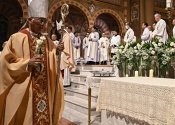 La vez que el cadáver de un papa explotó en su funeral