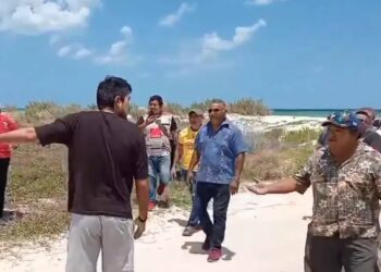 Pareja mexicocanadiense enfrenta a locales por contaminar playa