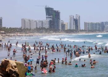 Sheinbaum respalda turismo y hoteles en Acapulco