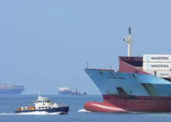 Trump propone tránsito gratuito para barcos de EU por Panamá y Suez