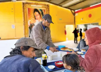 Migrantes enfrentan el desafío del calor extremo en Hermosillo
