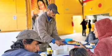 Migrantes enfrentan el desafío del calor extremo en Hermosillo