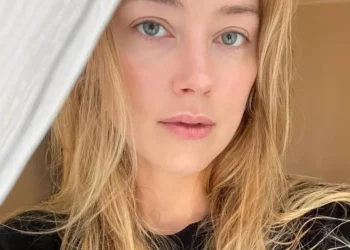 Amber Heard anuncia que se convirtió en madre