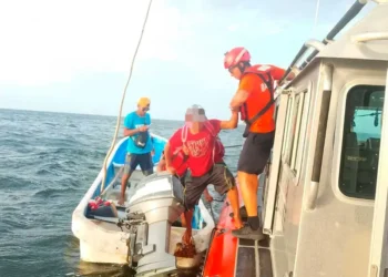 Rescatan a 8 personas que se encontraban a la deriva en Campeche