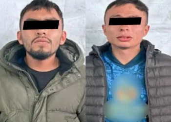 Detienen a dos hombres con más de 100 dosis de droga