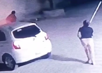 Vecina defiende a conductora de ladrón