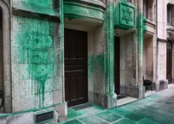 Vandalizan memorial del Holocausto en París