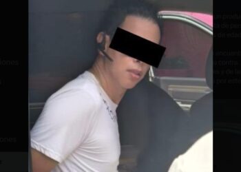 Expareja de creador de contenido lo acusa de fraude y violencia tras su detención por delitos sexuales