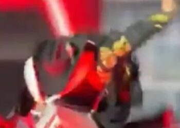 Alfredo Olivas protagoniza caída viral en concierto