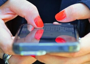 Nueva Zelanda propone restringir acceso de menores a redes sociales