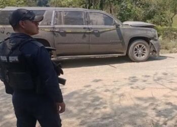 Vehículo de convoy político atropella a joven