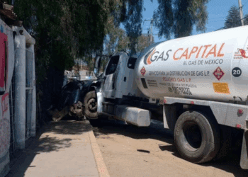 Pipa sin frenos causa caos en Los Reyes La Paz, conductor salta antes del choque