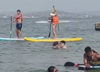 Captan a pareja dándose amor en el mar
