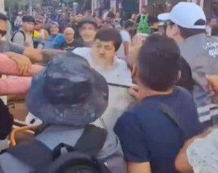 Vendedor prefiere tirar tamales que darlos a la policía