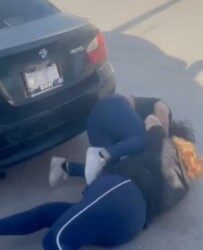 Vecinas protagonizan pelea y nadie las separa