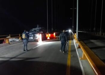 Hombres mueren en accidente vial en carretera