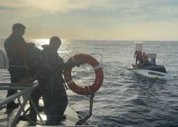 SEMAR localiza a cinco pescadores tras naufragio