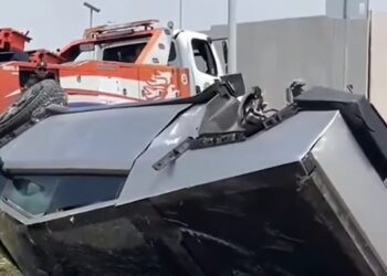 Cybertruck volcada en carretera Toluca-Naucalpan