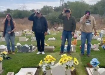 Hermanos bailando “El Ratón Vaquero” en su tumba