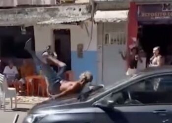 Hombre es atropellado por imitar a Michael Jackson