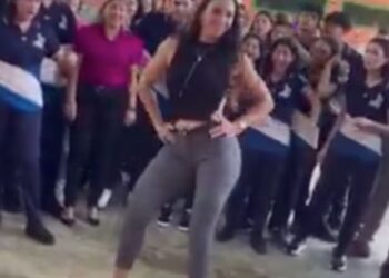 Maestra perrea frente a sus alumnos durante festejo escolar