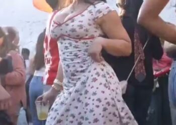 Mamá se viraliza con baile en festival escolar