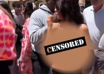 Bianca Censori aparece desnuda con blusa transparente