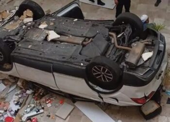 Vehículo cae desde el tercer piso de plaza comercial