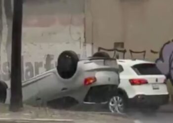 Vehículo vuelca en CDMX por intensas lluvias
