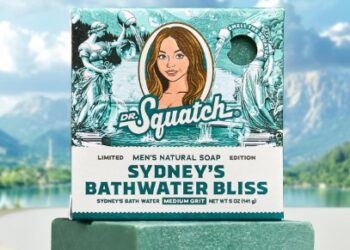 Modelo lanza jabón hecho con agua de su propia ducha