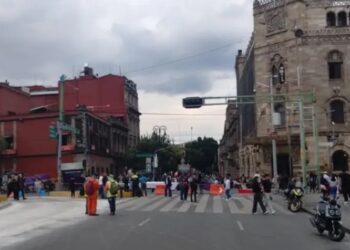 Pelea en la Alameda Central entre comerciantes y feministas