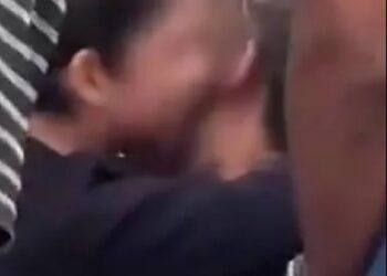 Niño consuela a su mamá en arresto migratorio