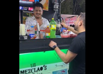 Adán Reyes, el vendedor que causa sensación en la Feria de San Marcos por su parecido con Christian Nodal