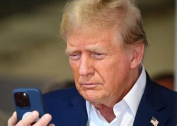 Trump presiona a Apple: exige fabricar iPhones en EU o enfrentará aranceles del 25%