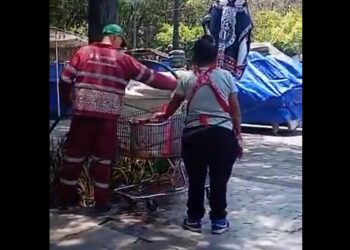 Captan a vendedora de elotes usando agua de riego en la Alameda Central