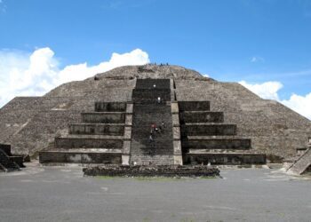 Turistas podrán subir Pirámide de la Luna en Teotihuacán