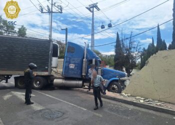 Tráiler choca contra panteón en CDMX