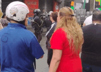 Vecinos pelean con policías por albergue migrante