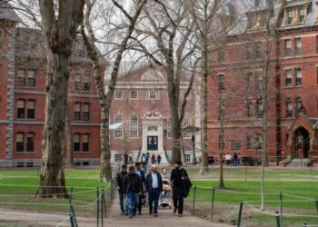 Trump presiona a Harvard y amenaza con cortar fondos por no entregar datos de alumnos extranjeros