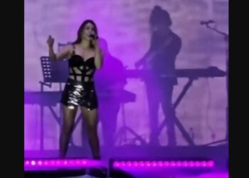 Hombre irrumpe en concierto de María León para lanzar mensaje social