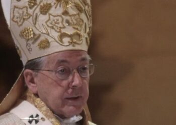 Cipriani reaparece con atuendo cardenalicio pese a sanción del Papa Francisco