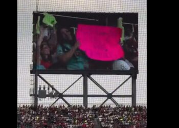 Leslie celebra el fin de sus quimios en el estadio y emociona a la afición